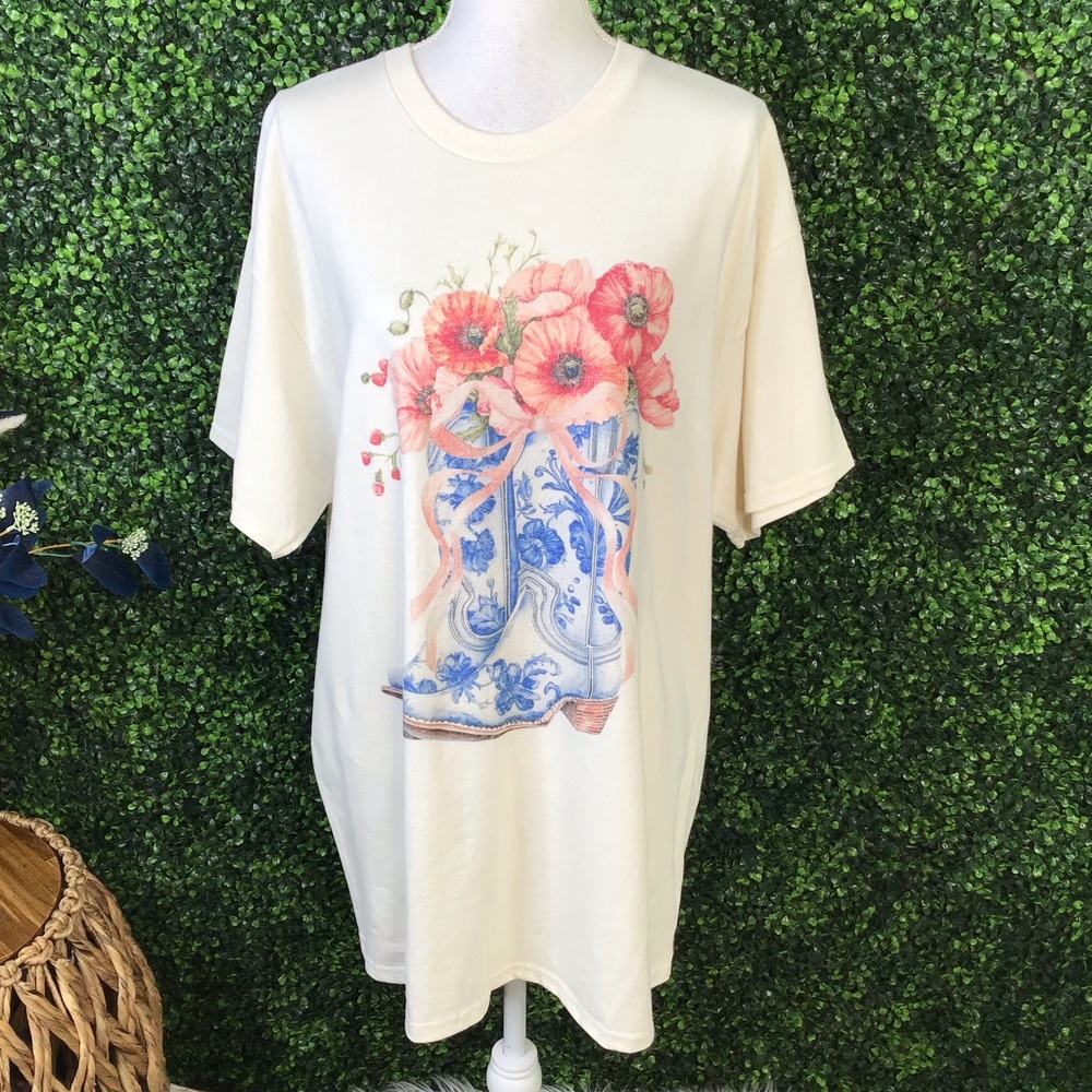 NWT btq Floral Graphic T-Shirt cowgirl boots and flowers‎